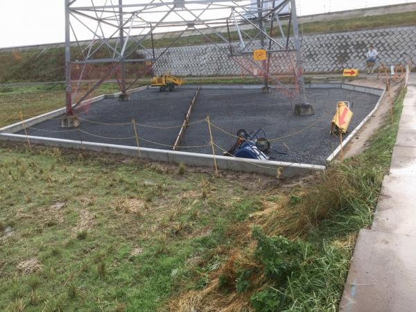 「送電線鉄塔内舗装に透水性コンクリート」 横浜・鉄塔・舗装・送電線・土間コン・見学会
