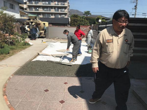「草ぼうぼうでめっちゃ困っている|水勾配のいらない土間コン」 防草・下地