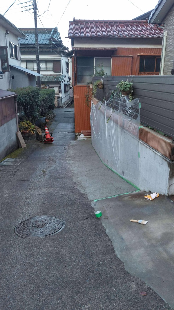 いろんなシーンでいろんな場所にいろんな車で運び込まれる生