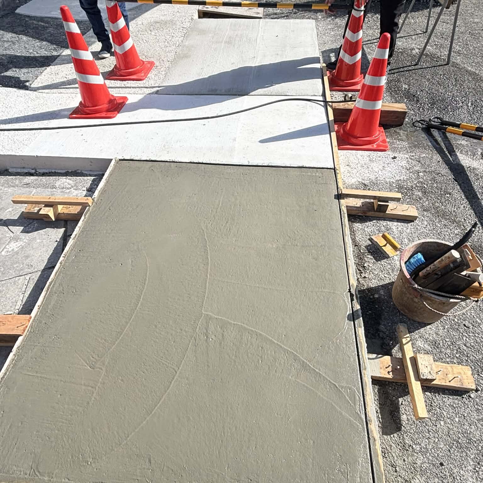 同じ値段（平米1万円材工共下請け納品）だとして【普通】or【白い】土間コンどっちを選びますか？