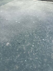 原材料が全て真っ白（高炉スラグ/炭酸カルシウム）なのに一時的に真っ青になる白い土間コン