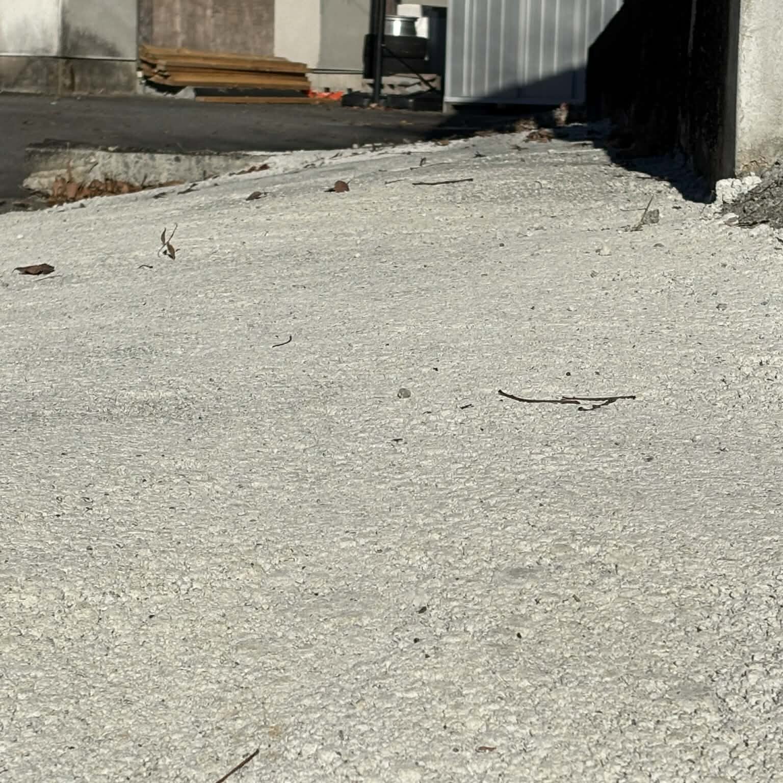 土間コンに比べて【白い土間コン】は同じ値段【白いオワコン®︎まさ固®︎】はおよそ半額で【白い直営】シリーズ