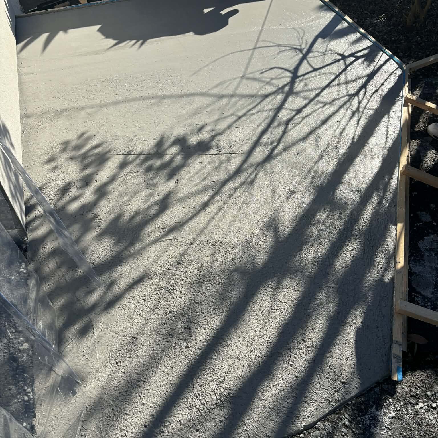 同価格で白い土間コン（ザンコン™︎）選べます。見積もりをご依頼した業者様にお伝えください