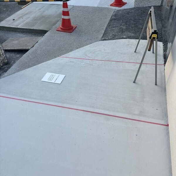 白い土間コン見学【ナマコンバレー】メディア注目のカフェLumberやサウナ付温泉露天風呂Ponds