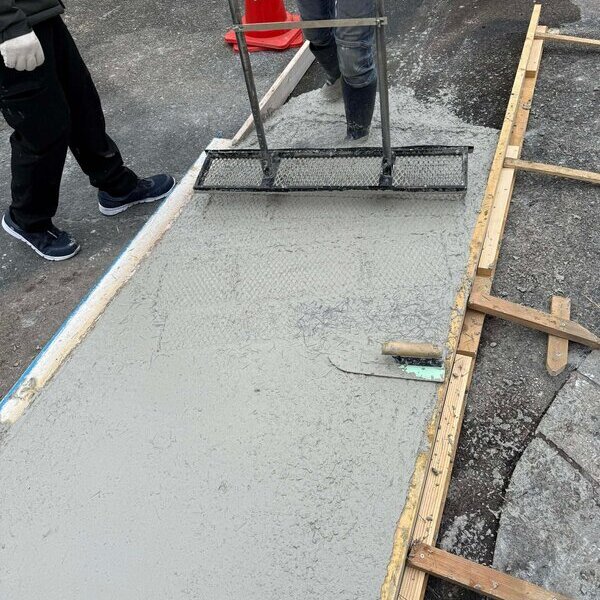 色むら・ひび割れから解放！ 平米10,000円【白い土間コン】仕切ります（「庭コン」「生コンビニ」利用業者さま限定）