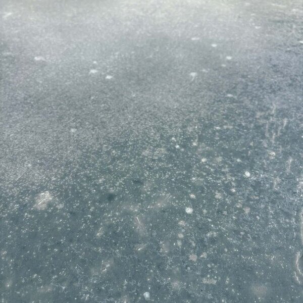 原材料が全て真っ白（高炉スラグ/炭酸カルシウム）なのに一時的に真っ青になる白い土間コン