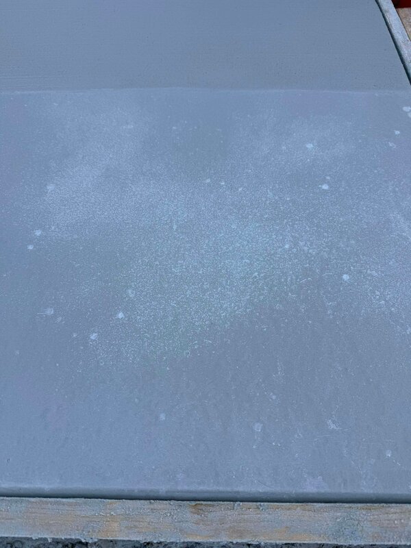 ご相談中の外構業者さんに平米1万円材工共下請けでご案内しますので【白い土間コン】選べます