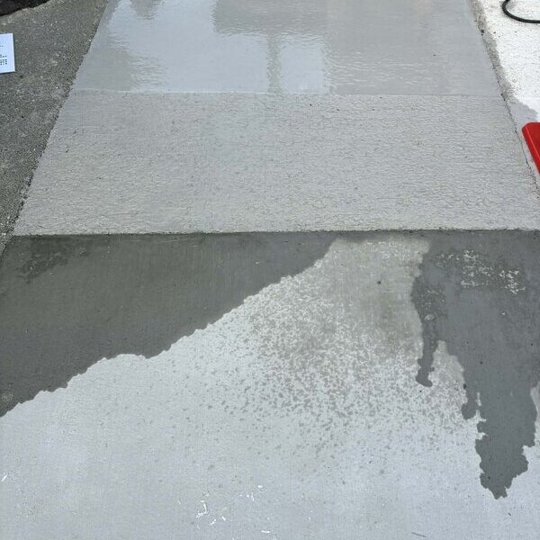 色の白いは七難隠す？ なぜか水をかけても濡れない【白い土間コン】には多くの特長があります