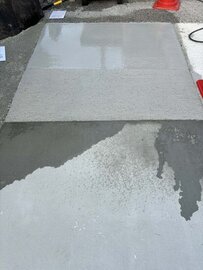 色の白いは七難隠す？ なぜか水をかけても濡れない【白い土間コン】には多くの特長があります