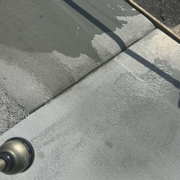 真っ青から真っ白の土間コンクリート（週刊生コン 2026/01/19）