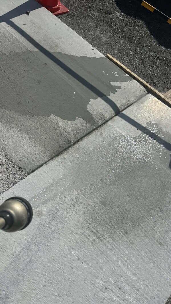 真っ青から真っ白の土間コンクリート（週刊生コン 2026/01/19）