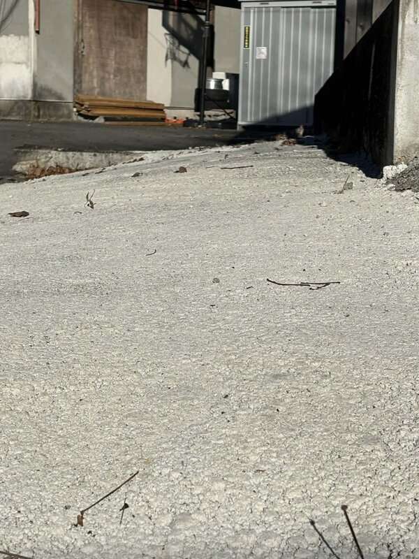 土間コンに比べて【白い土間コン】は同じ値段【白いオワコン®︎まさ固®︎】はおよそ半額で【白い直営】シリーズ