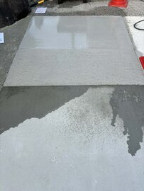 色の白いは七難隠す？ なぜか水をかけても濡れない【白い土間コン】には多くの特長があります