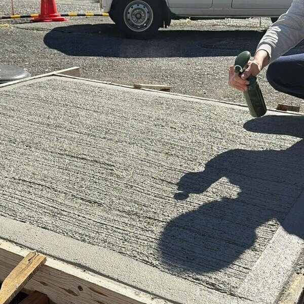 白い土間コン™︎の打設からひび割れ補修（消し粉む™︎）の実演まで体験型コンクリートパーク