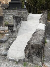 壊れたお墓の階段を白い【土間コン™︎】（ザンコン™︎）で綺麗なスロープに変身させました