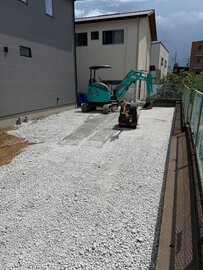 地面が土のままだと困るけど予算がない
