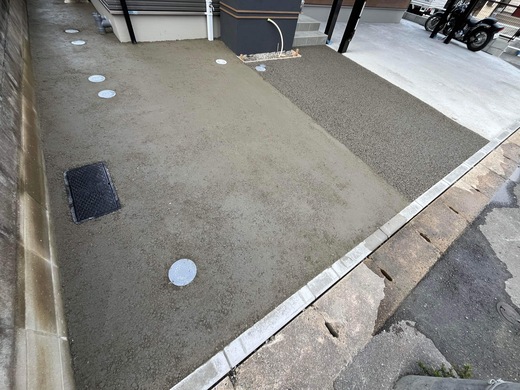 福岡】「アプローチ兼駐車場に採用されたオコシコンの脇にはオワコンと