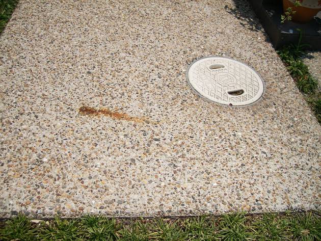 表面にぽつぽつと発生する錆びって問題ないの 透水性コンクリート 水たまり対策 Drytech ドライテック 透水性舗装仕上材 生コンポータル