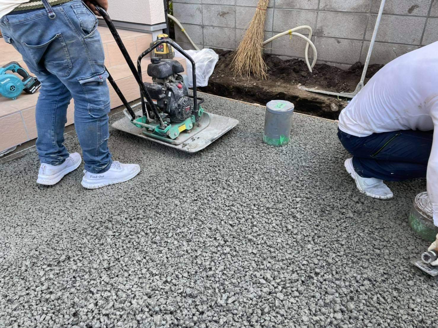 神奈川 祝 あとだしじゃんけんワークス 第1号誕生 無料土間コン ドライテック相見積 水たまり対策 Drytech ドライテック 透水性舗装仕上材 生コンポータル