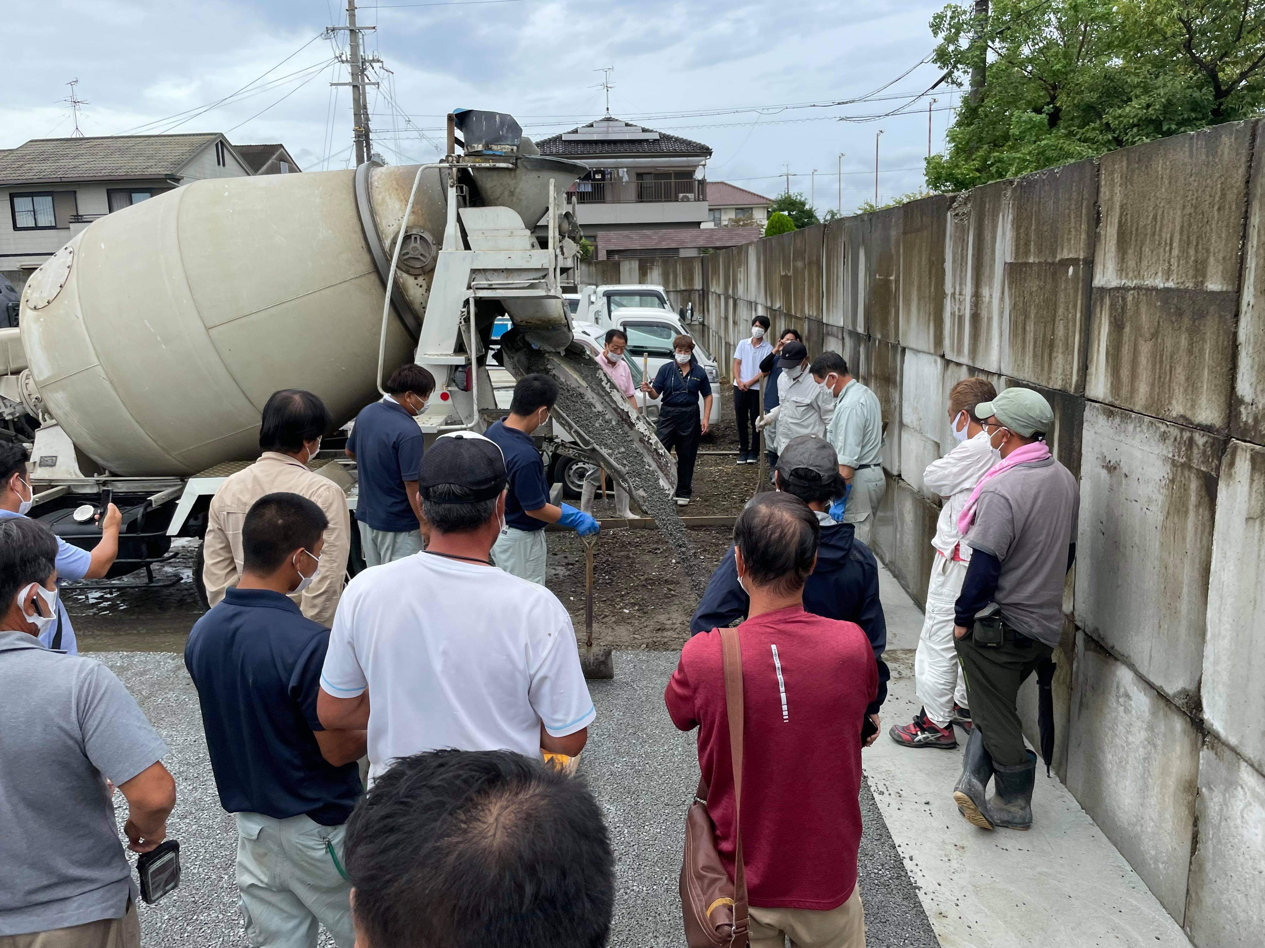 大阪 あたかも集う人々の集積が一頭の巨大な獣のようにドライテックを見事短時間で完成させてしまう 久保田建材店 水たまり対策 Drytech ドライテック 透水性舗装仕上材 生コンポータル 大阪 あたかも集う人々の集積が一頭の巨大な獣のようにドライテックを見事短時間で完成させてしまう 久保田建材店 水たまり対策 Drytech ドライテック 透水性舗装仕上材 生コンポータル