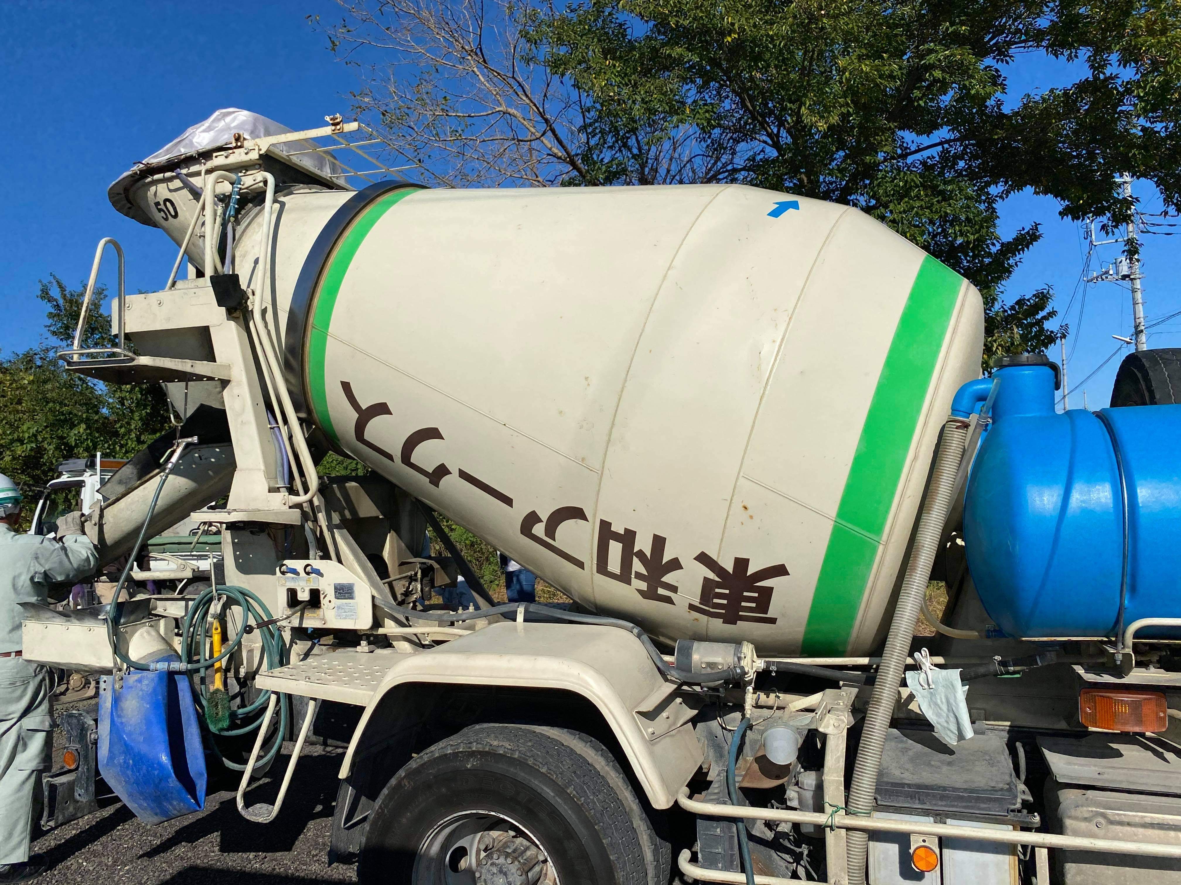 埼玉 ぶっつけ本番は嫌だから自社駐車場に施工して練習を兼ねたい 東和アークス 大谷造園 水たまり対策 Drytech ドライテック 透水性舗装仕上材 生コンポータル