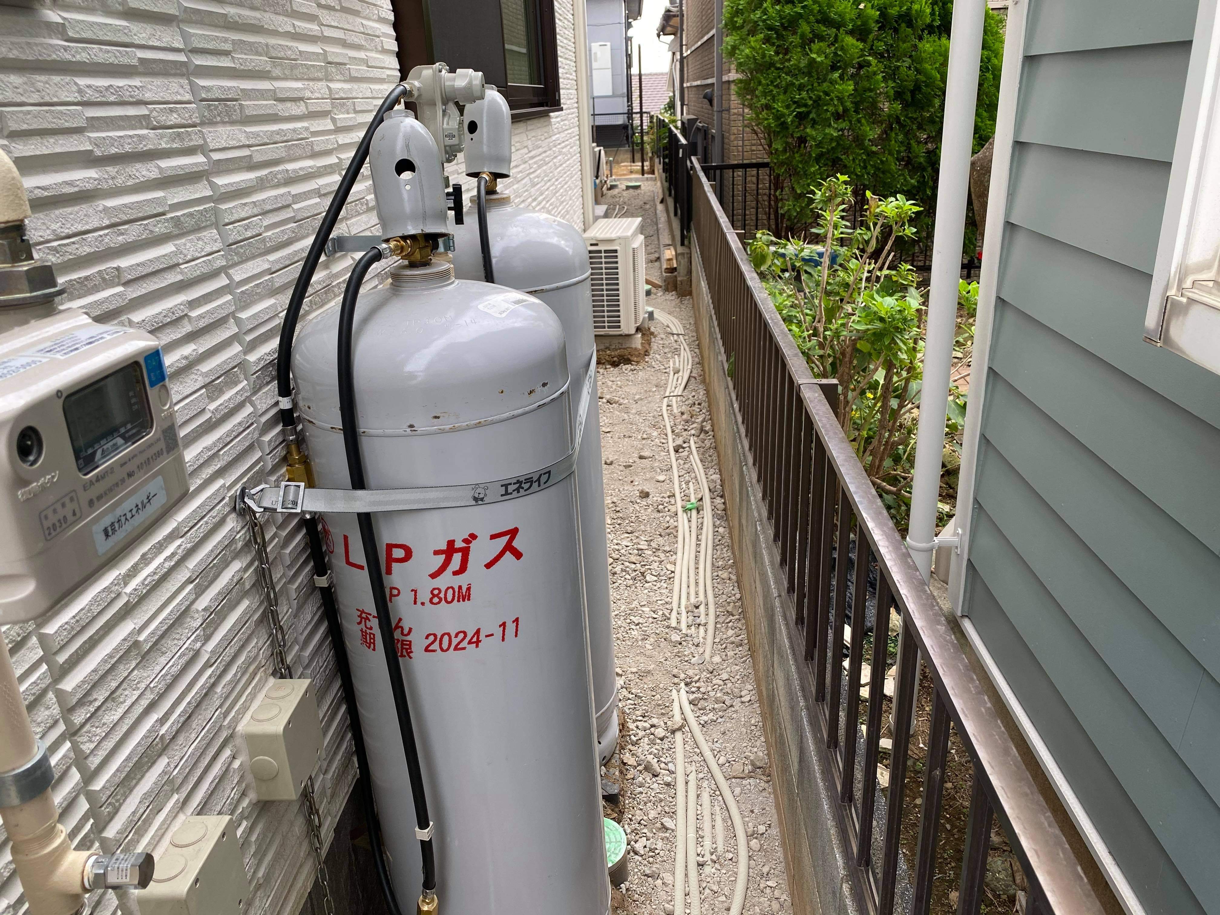 埼玉 犬走の防草シートと砂利のセットではいずれ草が生えてくる 関東施工 岡庭建材工業 水たまり対策 Drytech ドライテック 透水性舗装仕上材 生コンポータル 埼玉 犬走の防草シートと砂利のセットではいずれ草が生えてくる 関東施工 岡庭建材工業 水たまり対策 Drytech ドライテック 透水性舗装仕上材 生コンポータル