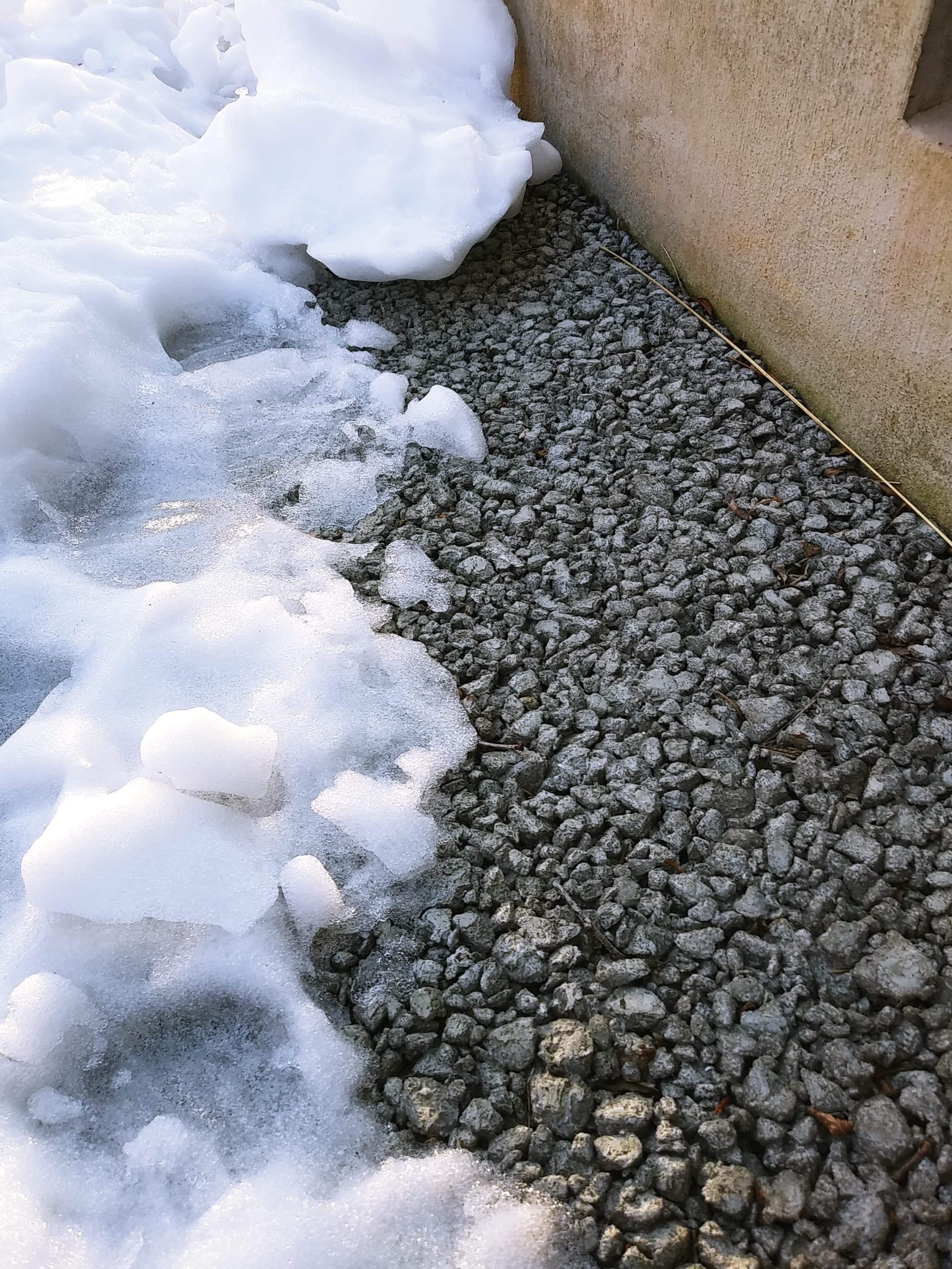 全く滑らず、凍った部分は最小限 溶けきらない場所も、水が抜けていて 
