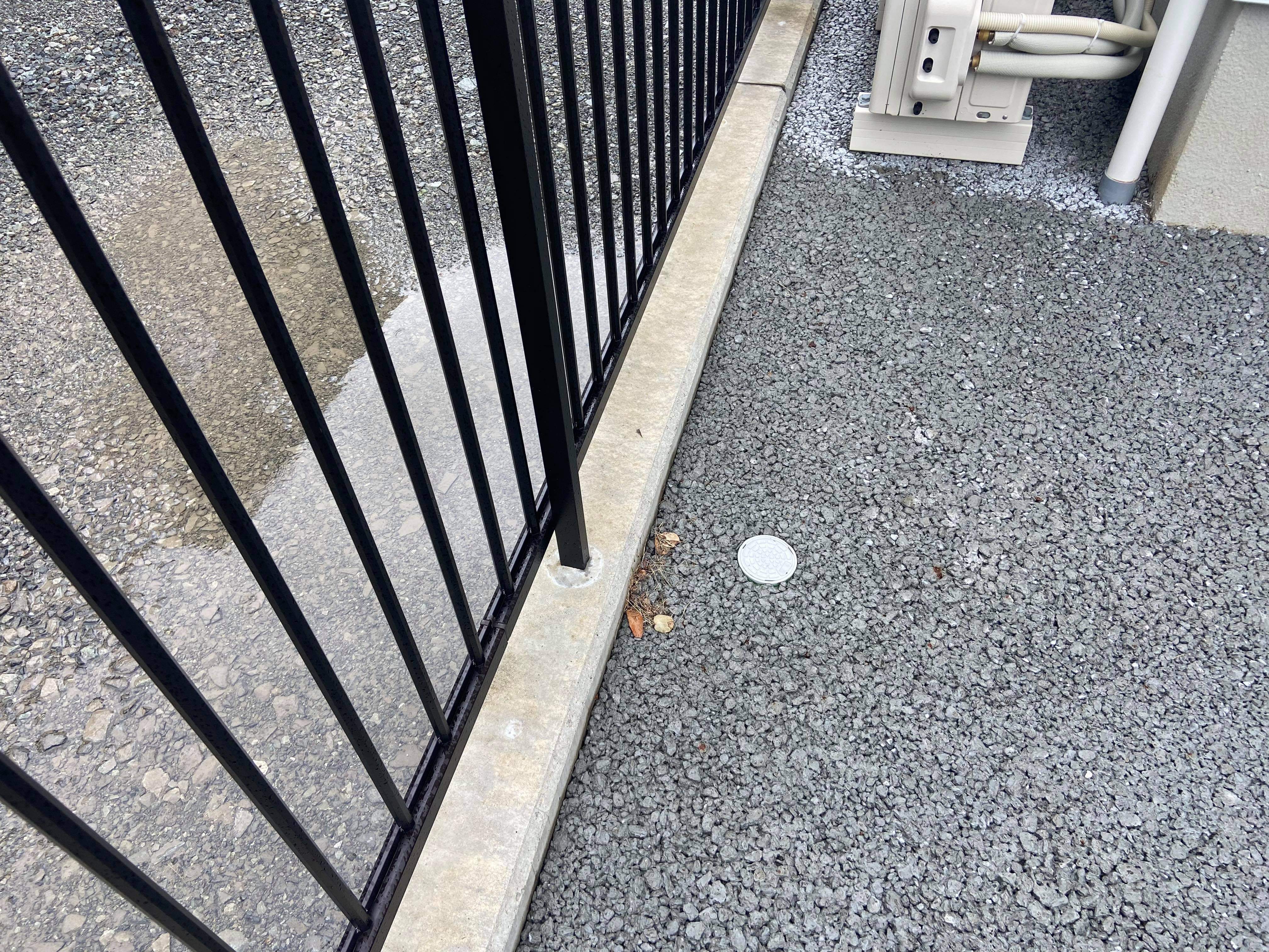 雨の日にお隣さんと比べて見ればその差歴然 ドライテックと砕石敷きの違いについて 水たまり対策 Drytech ドライテック 透水性舗装仕上材 生コンポータル