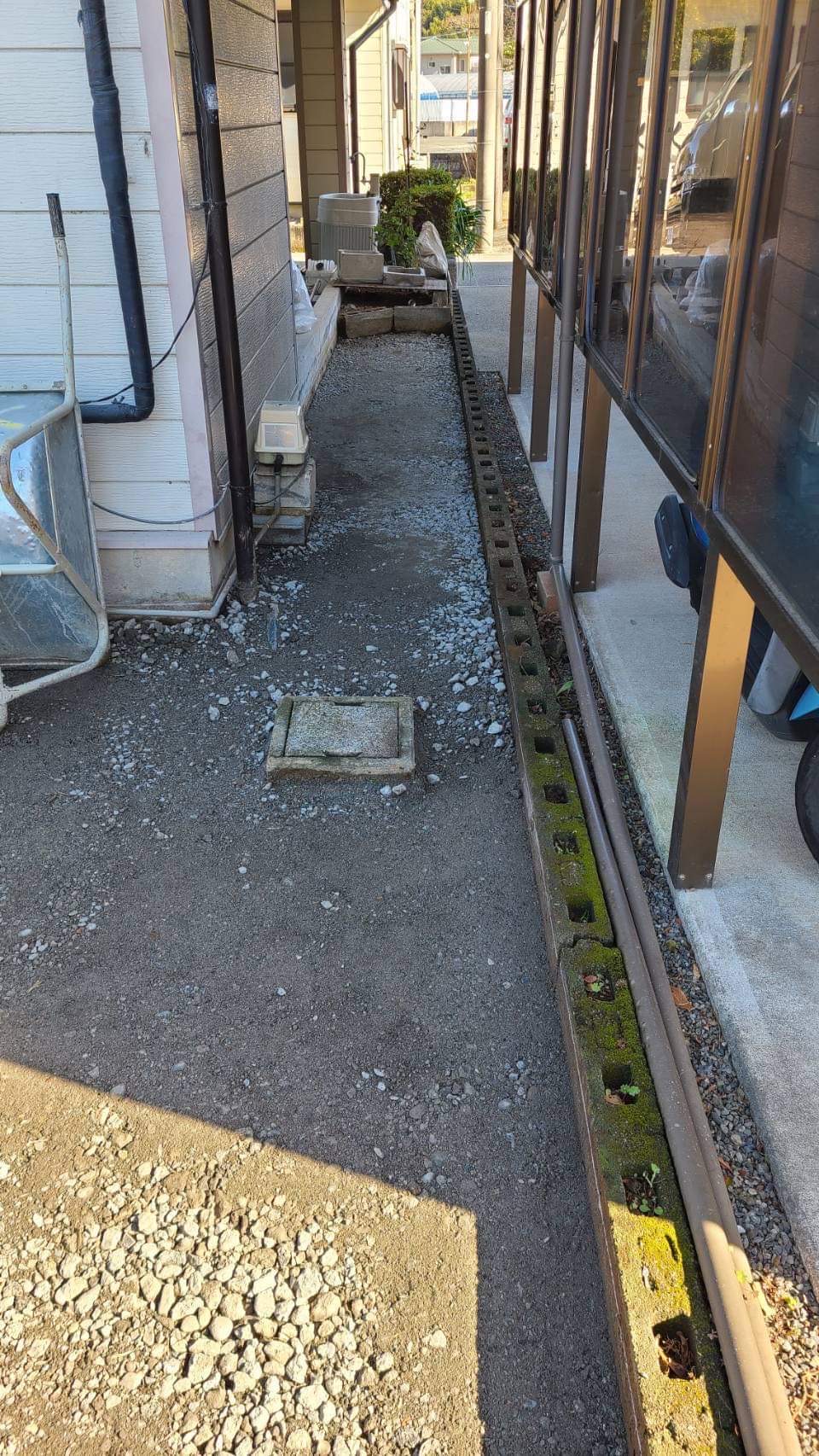 静岡 ドライテックを最も施工している業者の自宅犬走に採用の意味 ワイエイ ケイ 水たまり対策 Drytech ドライテック 透水性舗装仕上材 生コンポータル