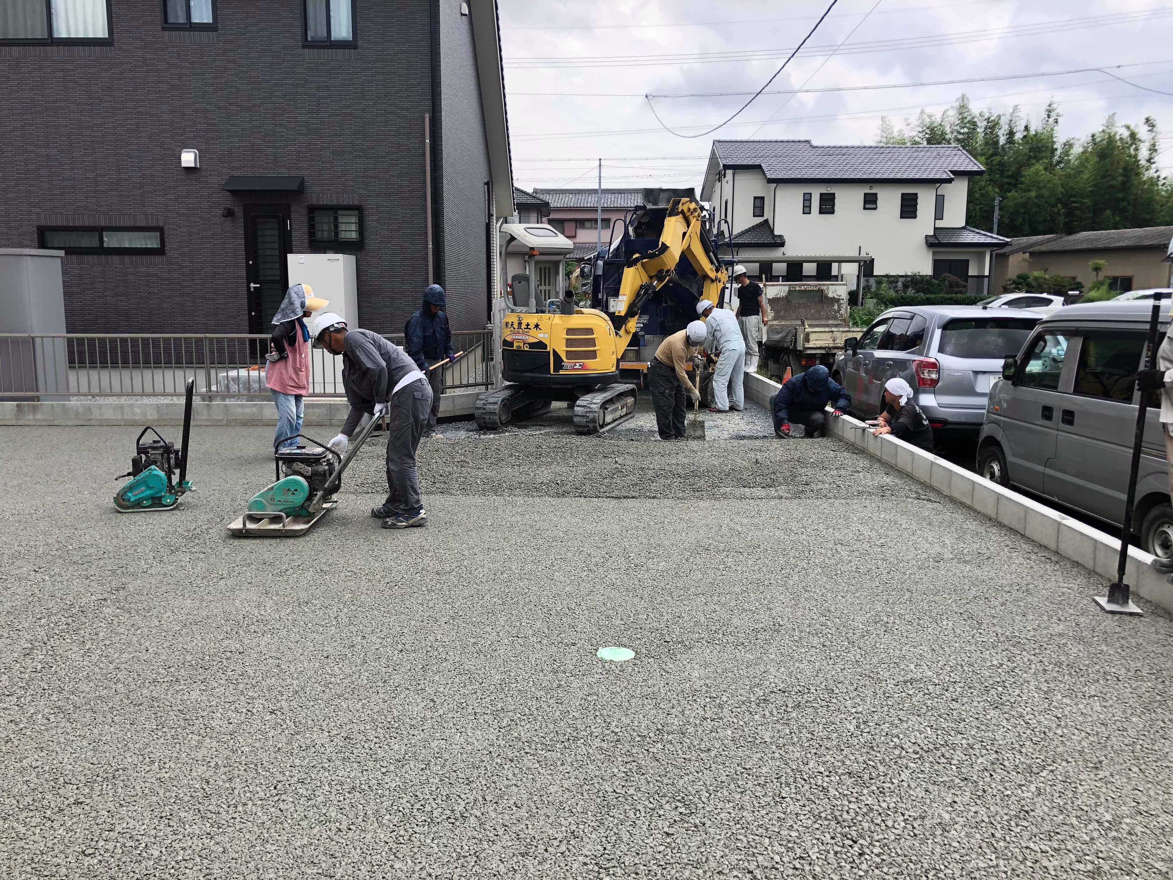 こんな雨でも施工する 透水性コンクリート 水たまり対策 Drytech ドライテック 透水性舗装仕上材 生コンポータル こんな雨でも施工する 透水性コンクリート 水たまり対策 Drytech ドライテック 透水性舗装仕上材 生コンポータル