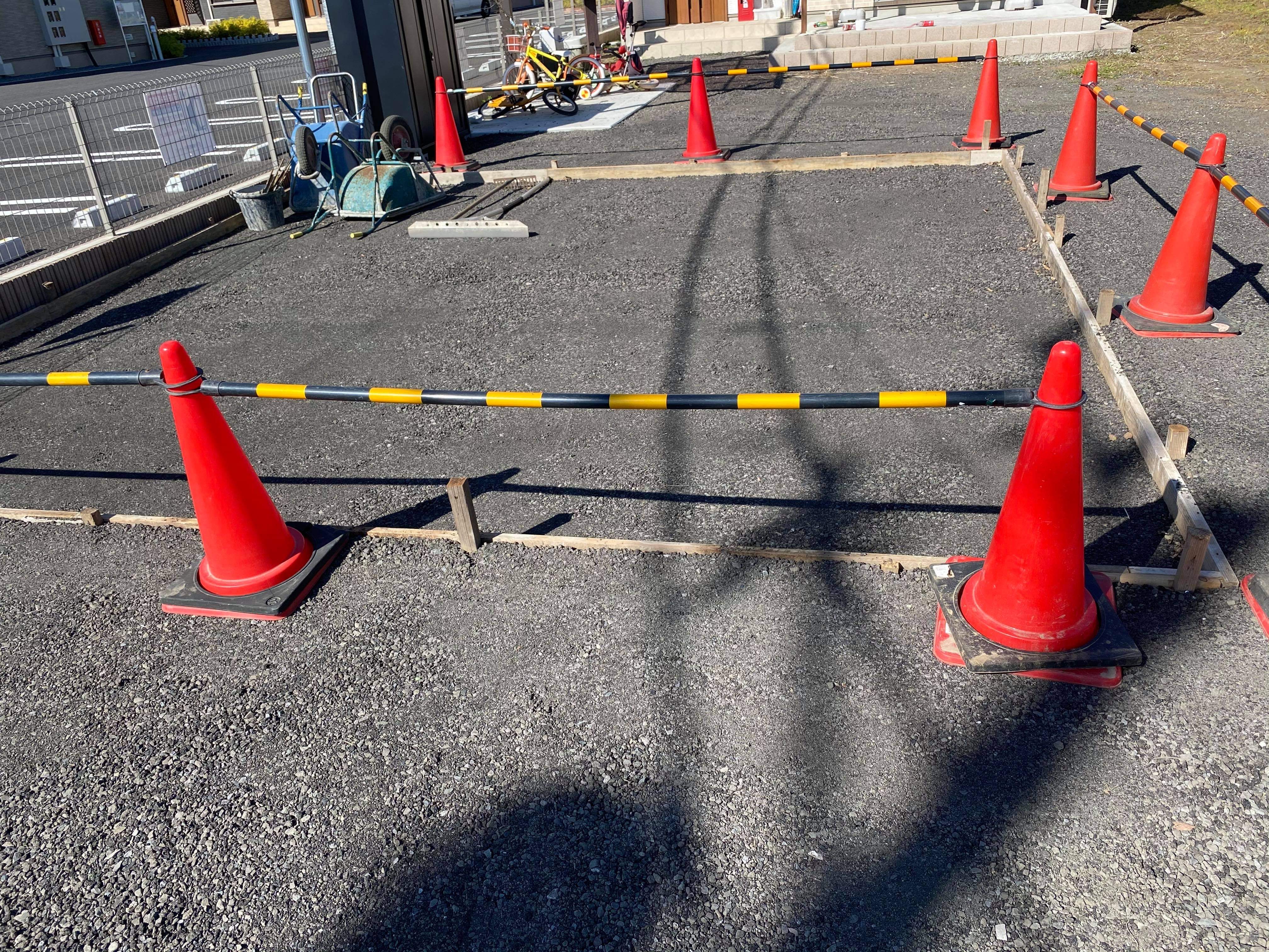 埼玉 ぶっつけ本番は嫌だから自社駐車場に施工して練習を兼ねたい 東和アークス 大谷造園 水たまり対策 Drytech ドライテック 透水性舗装仕上材 生コンポータル