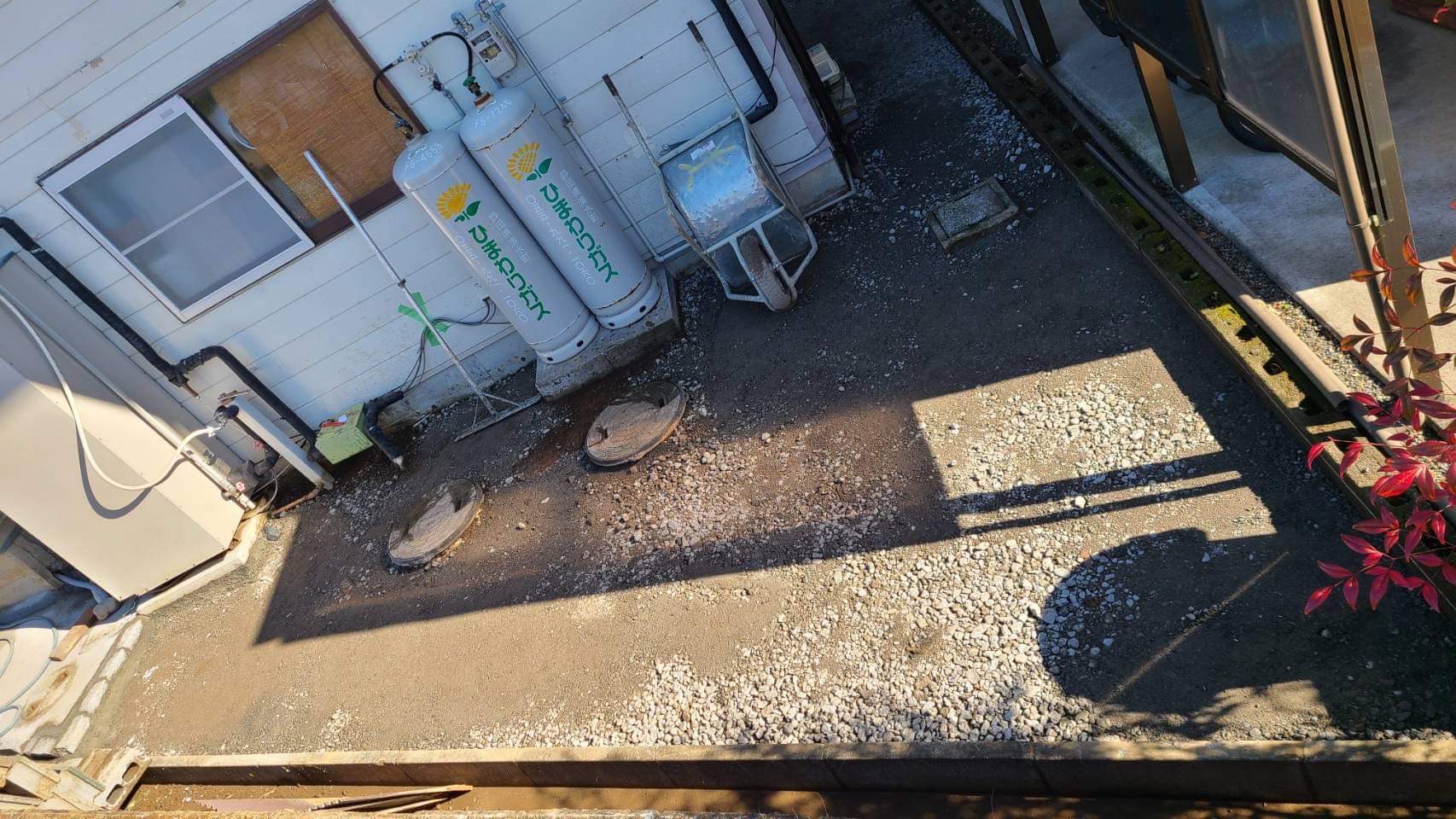 静岡 ドライテックを最も施工している業者の自宅犬走に採用の意味 ワイエイ ケイ 水たまり対策 Drytech ドライテック 透水性舗装仕上材 生コンポータル