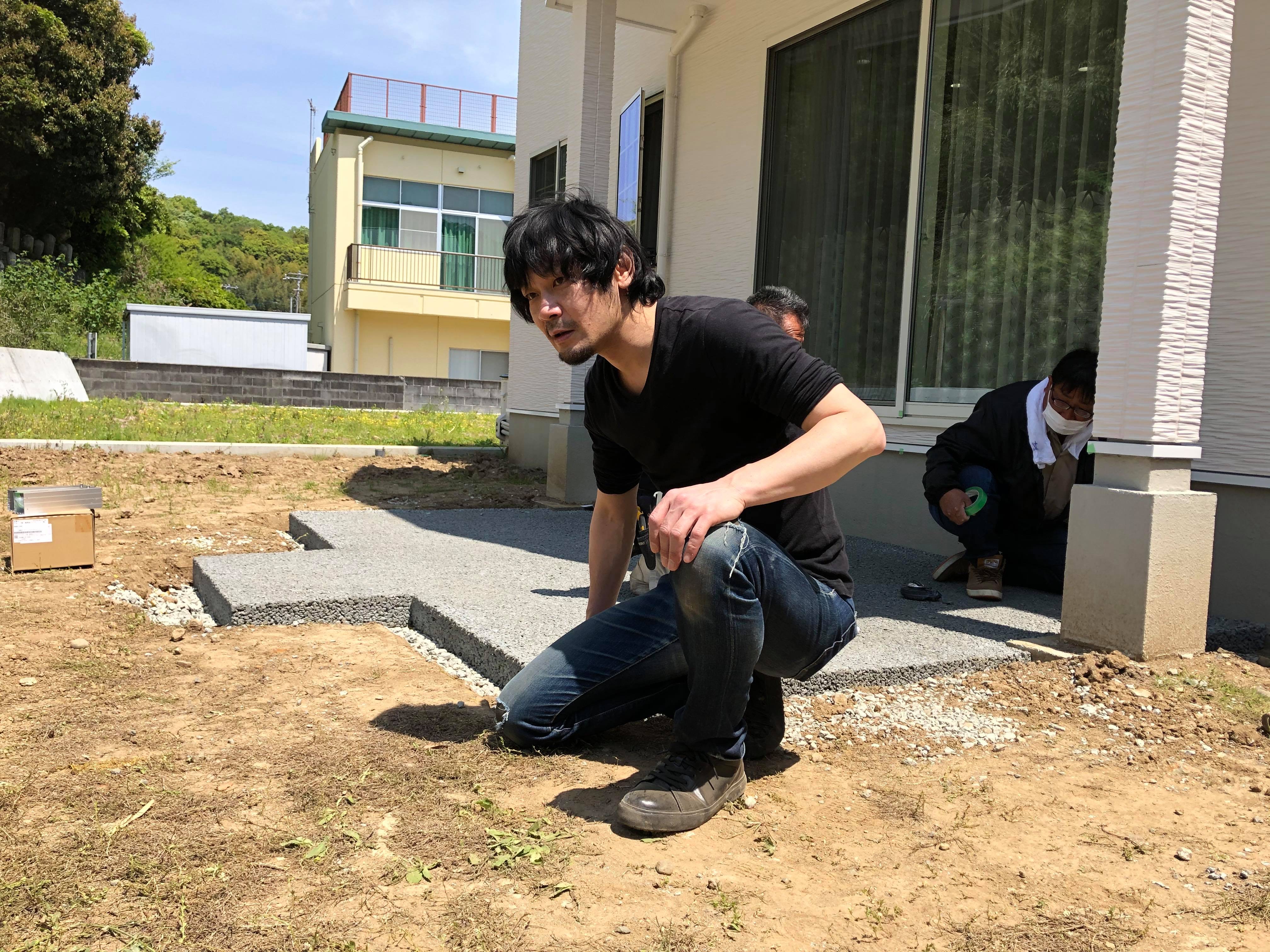 俺から1つお願いがある 土台のコンクリートは透水性コンクリートにしてくれ ウッドデッキdiyマニュアル フェラーリ様邸diy 3 水たまり対策 透水コン 透水性舗装仕上材 生コンポータル