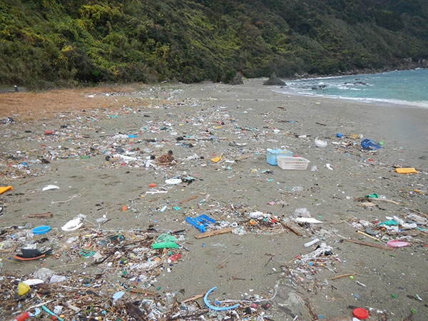 川から海へ流れていく プラスチック ゴミを減らしましょう 意外な手段 水たまり対策 オコシコン ドライテック 透水性舗装仕上材 生コンポータル