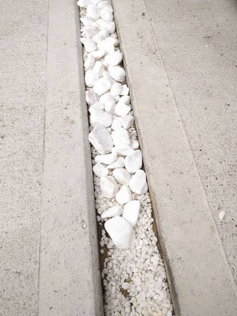 設計で 透水性コンクリート だったけど 土間コン ならいくら 目地 タマリュウ 化粧砂利 土間コンクリート Vs 透水性コンクリート 4 水たまり対策 Drytech ドライテック 透水性舗装仕上材 生コンポータル