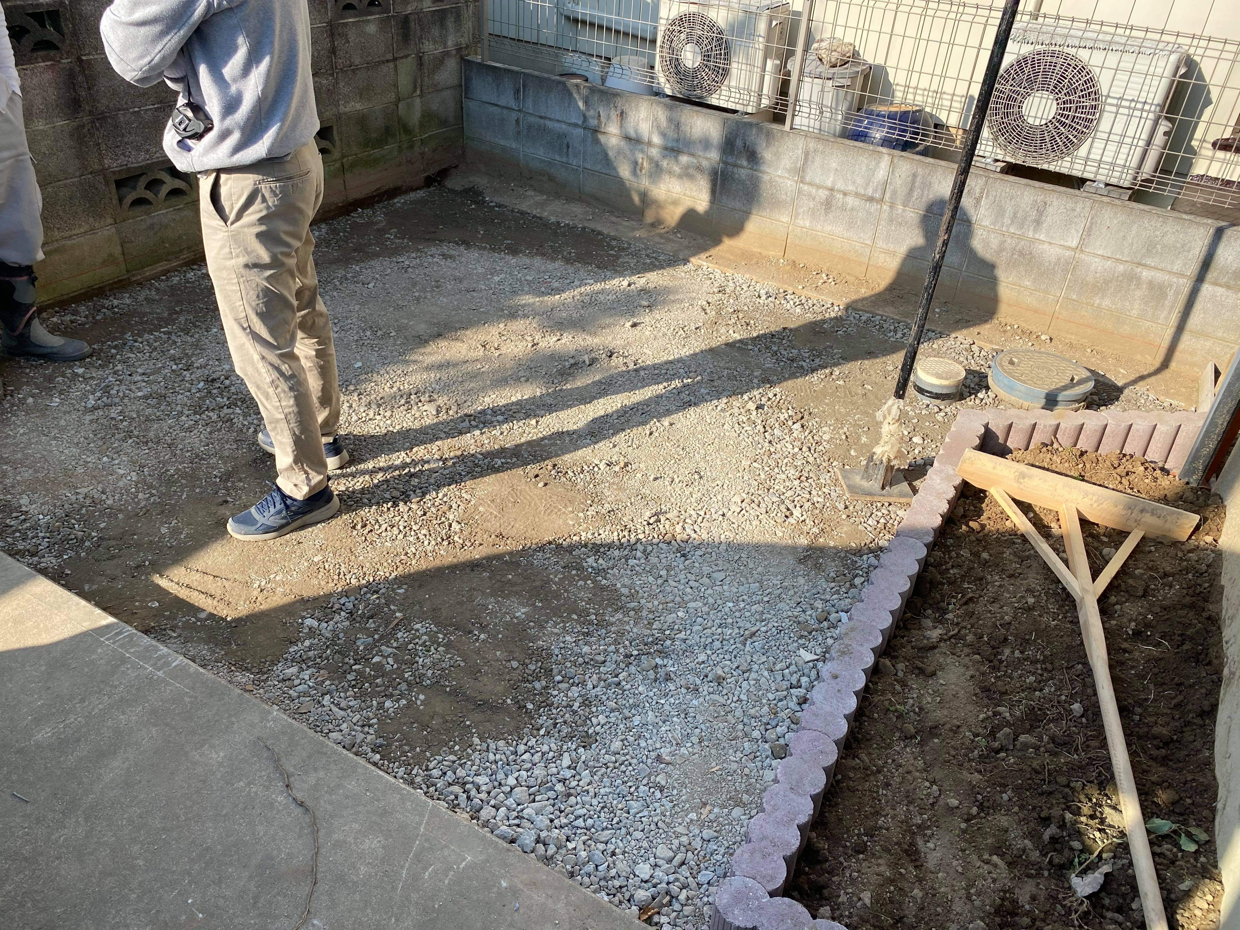 埼玉 草取り から解放され バスケ の練習ができる庭 Diyで施工を計画 砕石を敷き均す価格で 渋谷建材 エクテム 水たまり対策 Drytech ドライテック 透水性舗装仕上材 生コンポータル