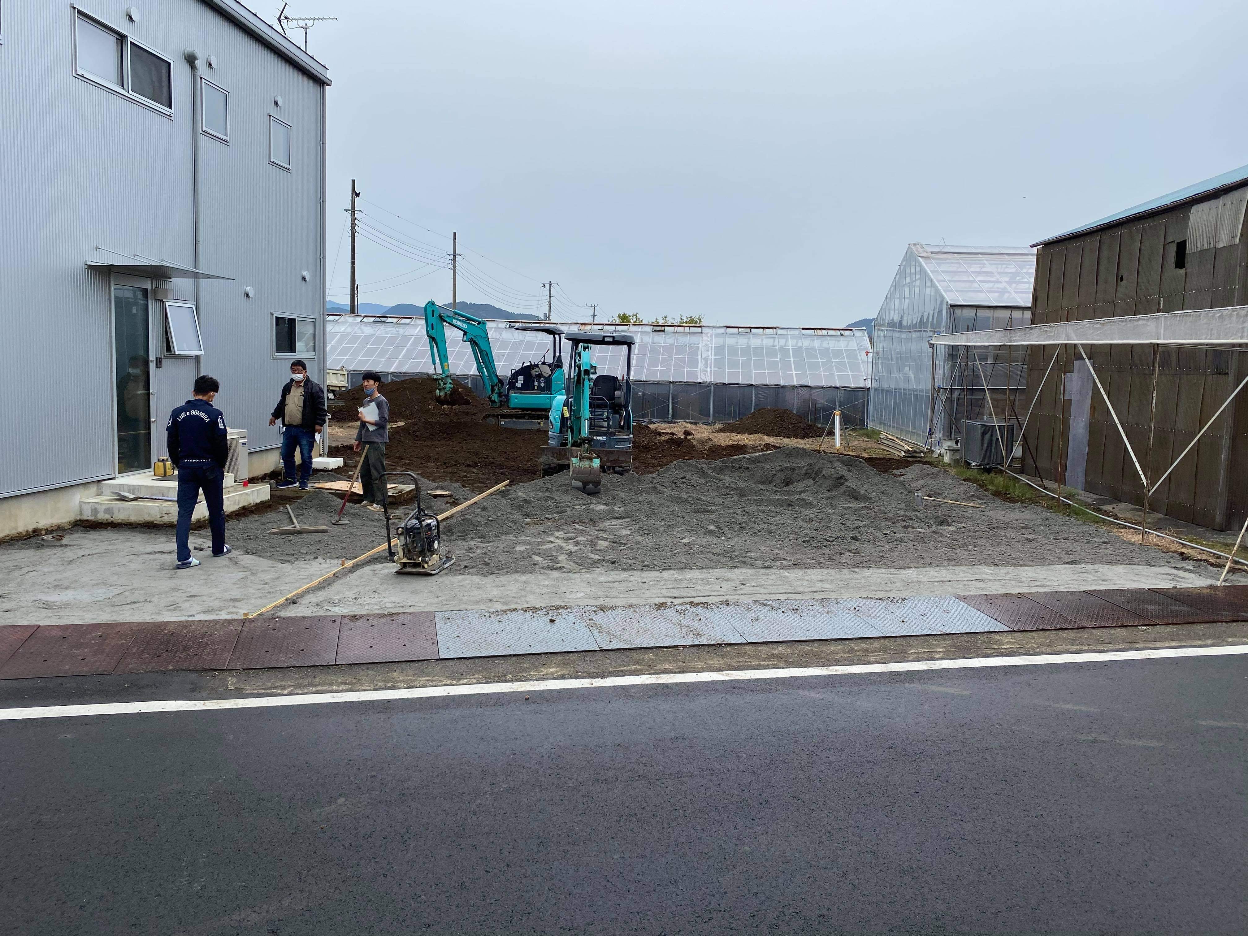 僕たちプロが欲しいのは ありがとう という一言 いよいよ念願の工事スタート ドキュメンタリー 旧友からのline その7 残土処分 路盤 水たまり対策 透水コン 透水性舗装仕上材 生コンポータル
