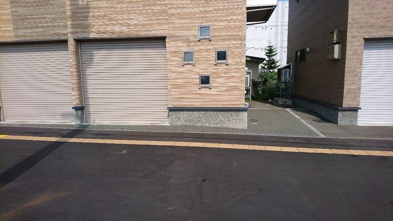 北海道 4年目にしてアスファルトに歪み わだち が出たので タケザワウォール 庭コン 水たまり対策 Drytech ドライテック 透水性舗装仕上材 生コンポータル