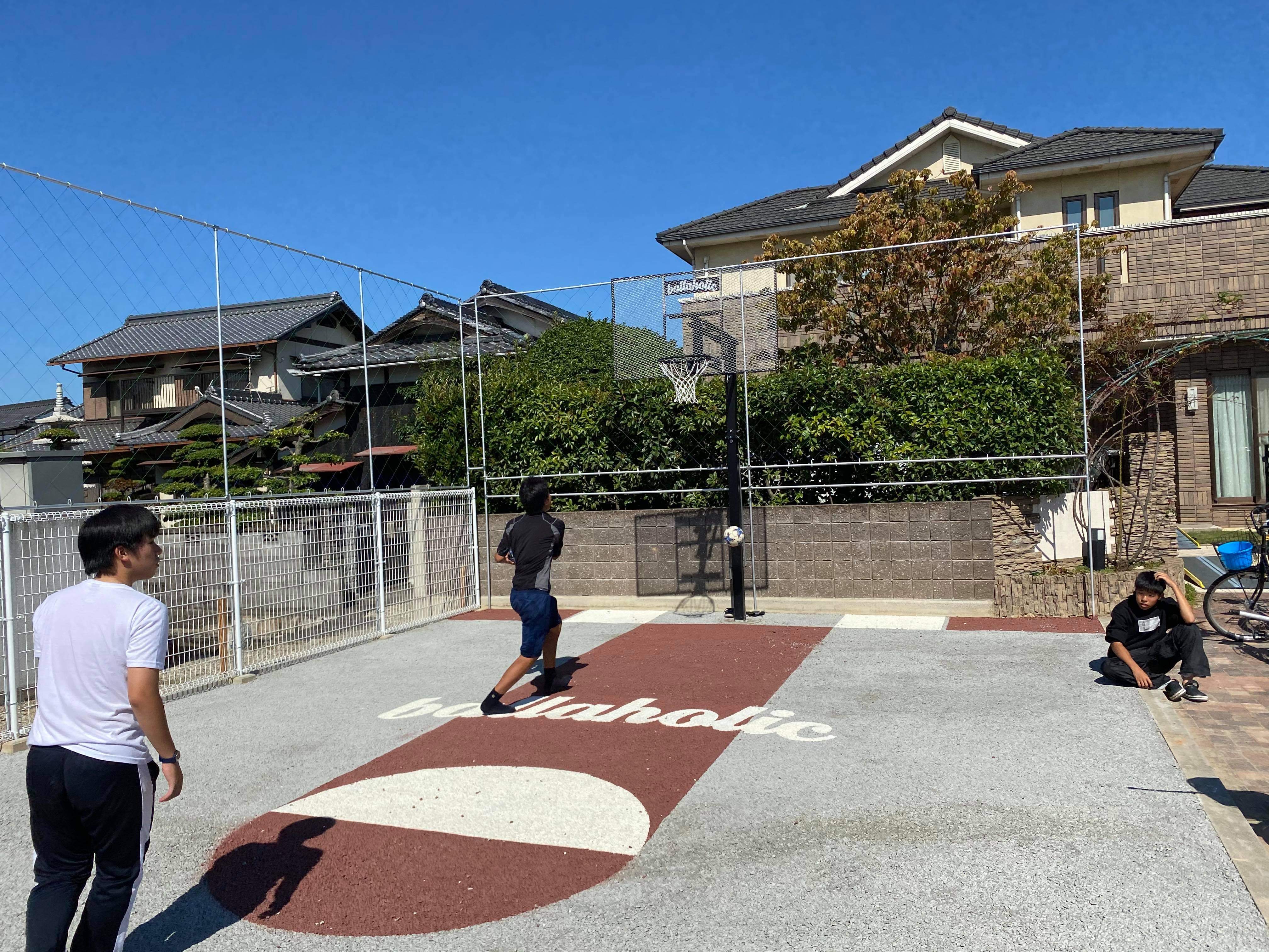 完成したコートで遊んでみた ストリートバスケブランド Ballaholic との協業 13 水たまり対策 Drytech ドライテック 透水性舗装仕上材 生コンポータル