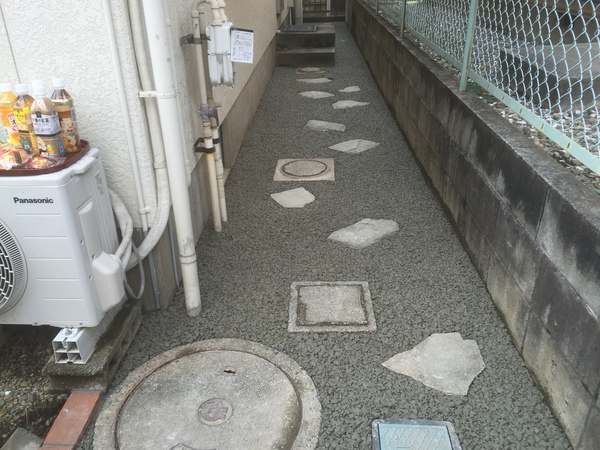 玄関脇のスペースに草が生えたら...？車椅子が通れなかったら...？転倒しちゃったら...？