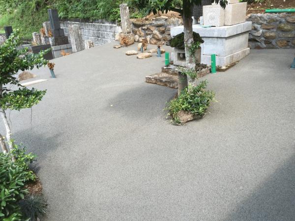 「墓地の水たまり対策!隣墓地への水の流れこみを透水性コンクリートで解決」