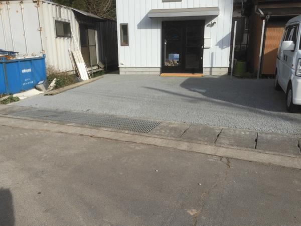 「自分たちで施工できる」 道路より玄関が低い
