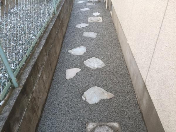 犬走り水勾配対策、防草対策に簡易透水性舗装ドライテック（飛び石あり）