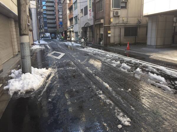 「じっと手を見る」 雪・雪解け・凍結・透水・水たまり・水はけ