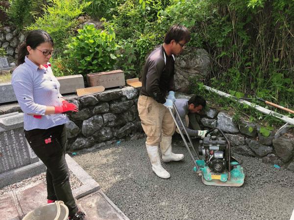 「お墓に水をかけるでしょ?|水勾配のいらない土間コン」