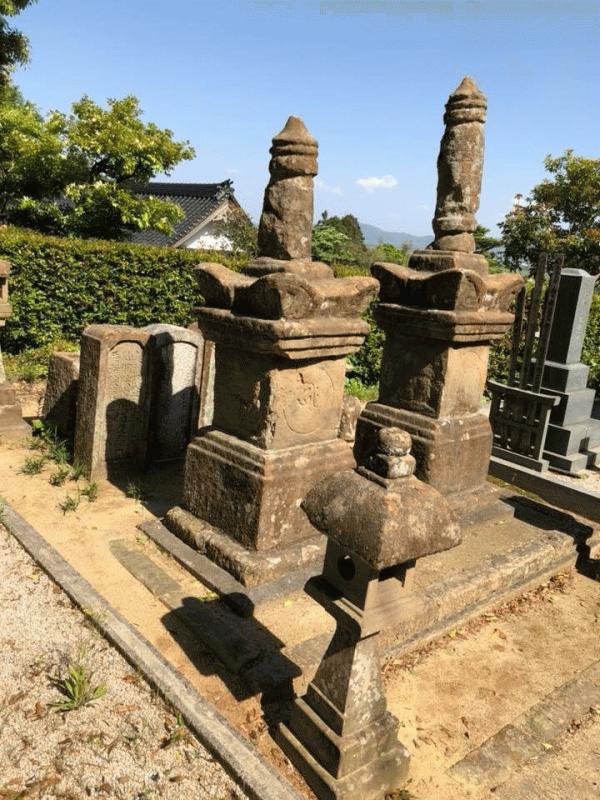 「お墓周りの防草・除草など雑草対策|水勾配のいらない土間コン」