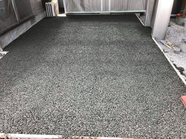 「やる気があってもなくても施工できる｜透水性コンクリート」
