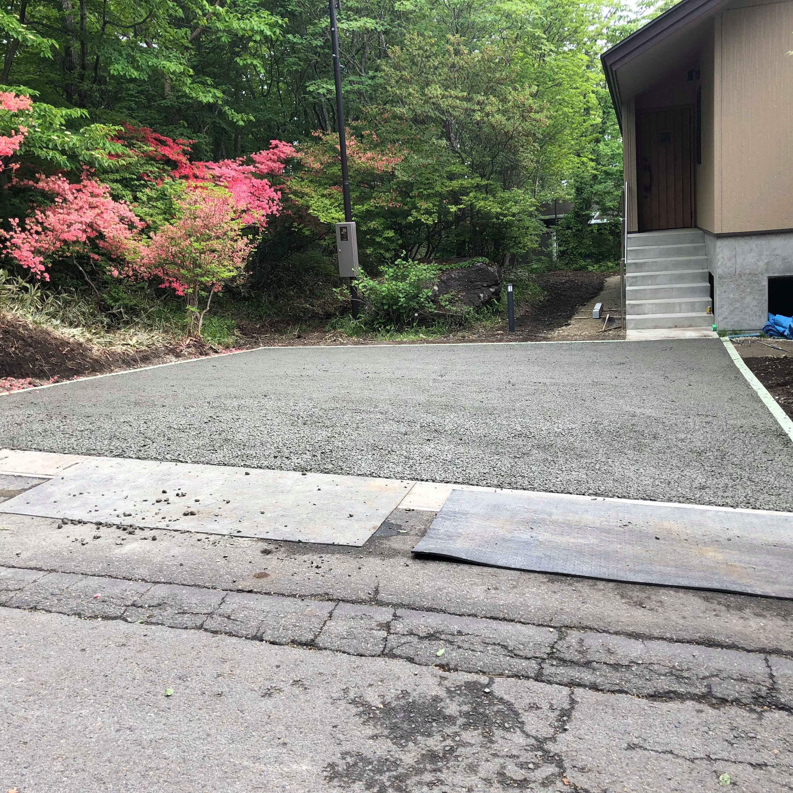 朝一土砂降りでも問題ない 水勾配のいらない土間コン 水たまり対策 透水コン 透水性舗装仕上材 生コンポータル