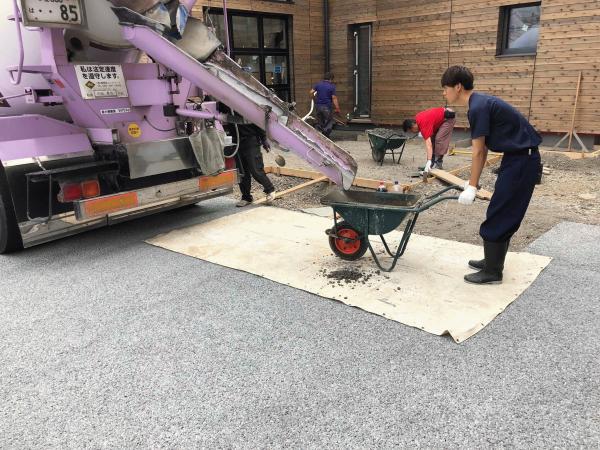 「ウッドデッキ or 駐車場 二者択一じゃない｜水勾配のいらない土間コン」