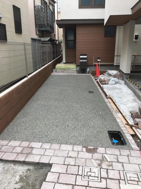 「水勾配が取れない駐車場|透水性コンクリート」